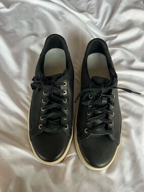 Kizik Vegas Black Leather with Gold Rivet. M9/W10.5